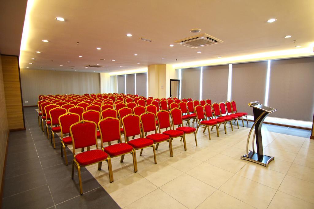 Putatan Platinum Hotel Kota Kinabalu Bagian luar foto