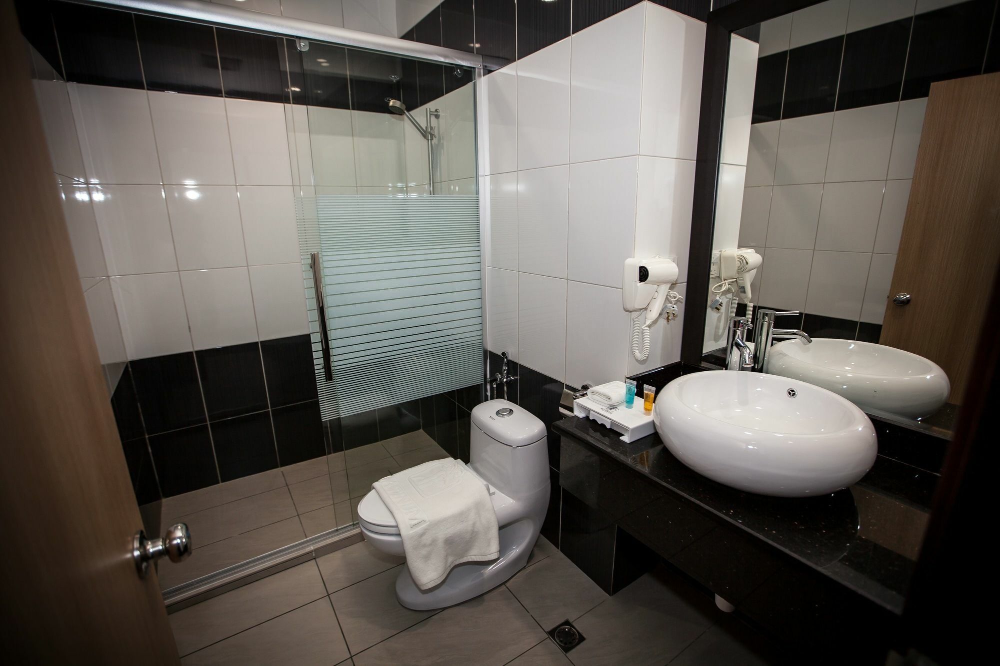 Putatan Platinum Hotel Kota Kinabalu Bagian luar foto